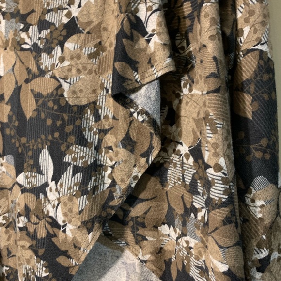 Beautiful wrap sweater size XL. Very soft. Comfortable - Picture 4 of 5